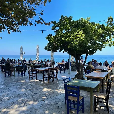 Hotel Kokkino Nero فندق Kókkinon Nerón