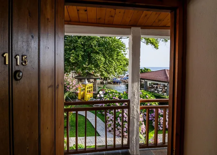 فندق Hotel Kokkino Nero 2*